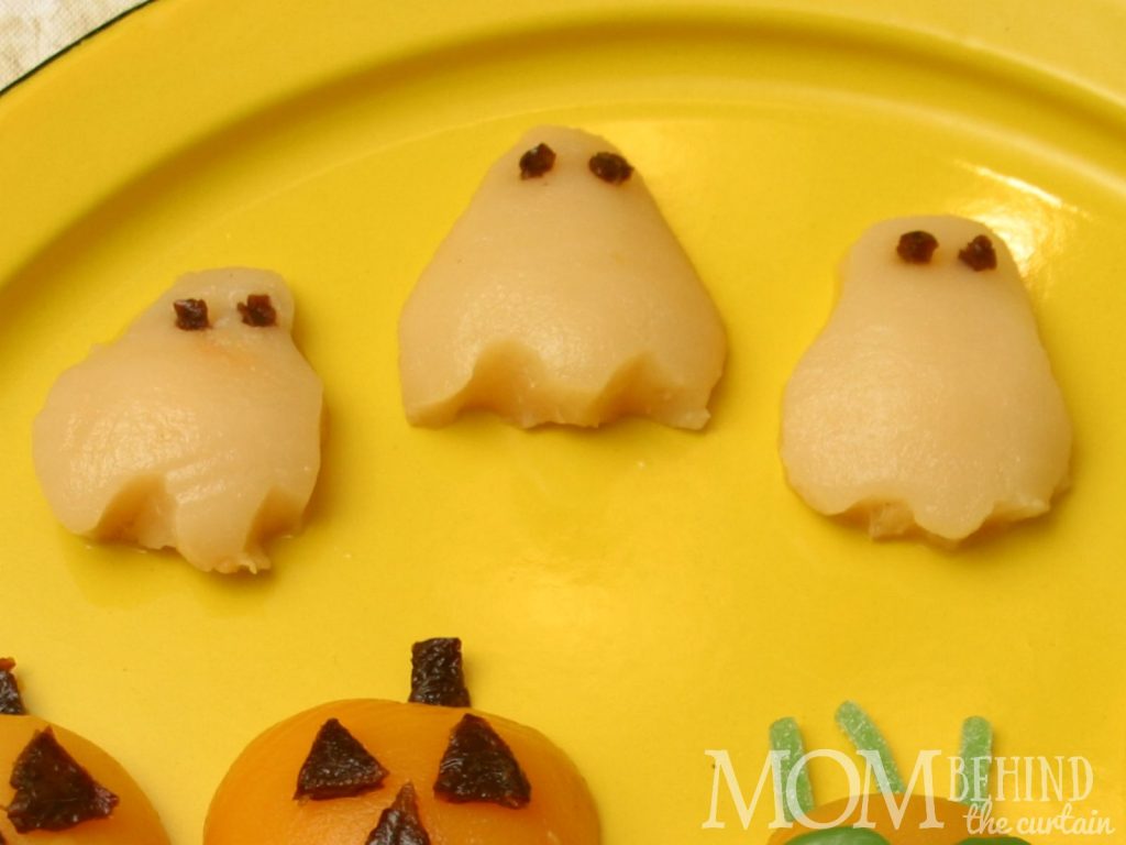 Healthy Halloween snack for school lunches - pear ghosts. Also great for a healthy fruit option at a Halloween kids party or class party. Super easy!